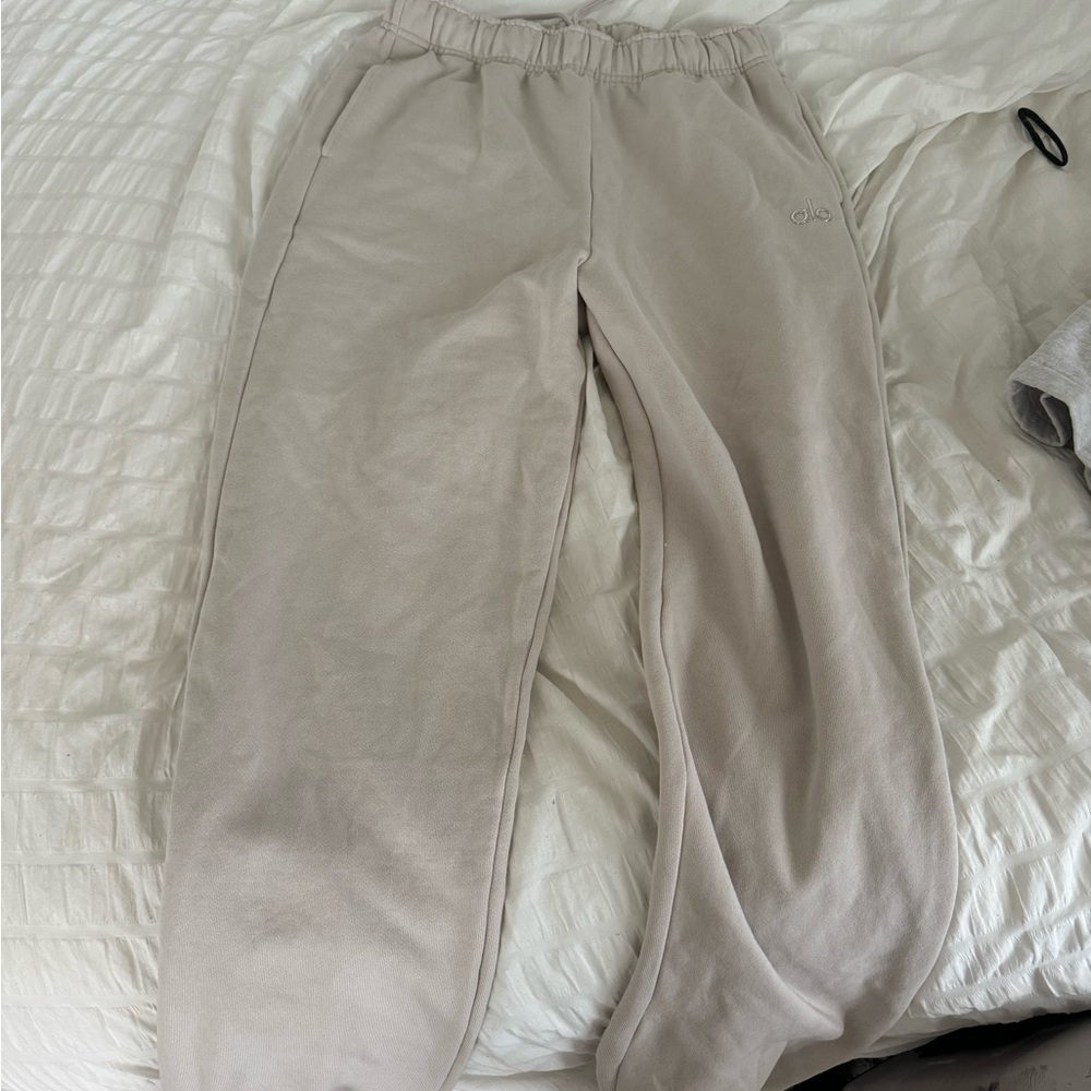 ALO Yoga Women’s Light Beige Joggers